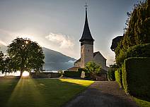 Ein weiterer wunderschöner Moment: Blick auf die Schlosskirche Spiez im Gegenlicht der Sonne. (bei Klick vergrösserte Ansicht Bild)