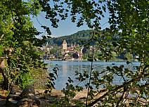 Blick vom Uferweg nach Faulensee auf die Spiezer Bucht und das Schloss. (bei Klick vergrösserte Ansicht Bild)