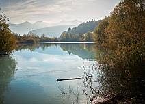 Zeit der Musse: Die Natur beim Spiezmoosweiher lässt innehalten und die sich im Wasser spiegelnde Landschaft geniessen.. (bei Klick vergrösserte Ansicht Bild)