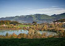 Unterwegs über Wiesenpfade: Aussicht auf den Stauweiher bei Spiez und den Thunersee sowie das rechte Seeufer mit Heiligenschwendi und Goldiwil. (bei Klick vergrösserte Ansicht Bild)