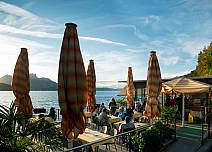 Dolce Vita am Thunersee: Das Restaurant Beatenbucht gegenüber der Talstation der Drahtseilbahn nach Beatenberg.  (bei Klick vergrösserte Ansicht Bild)