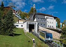 Die Bergstation der Drahtseilbahn Beatenberg ist gleichzeitig die Talstation der Umlaufbahn auf das Niederhorn.  (bei Klick vergrösserte Ansicht Bild)