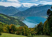 Blick auf den Thunersee, das Bödeli und die Berner Alpen mit Eiger, Mönch und Jungfrau. (bei Klick vergrösserte Ansicht Bild)