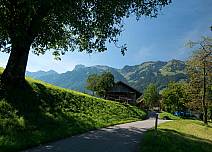 Unterwegs auf Hartbelag nach Uebschi mit der Stockhornkette im Blick. (bei Klick vergrösserte Ansicht Bild)